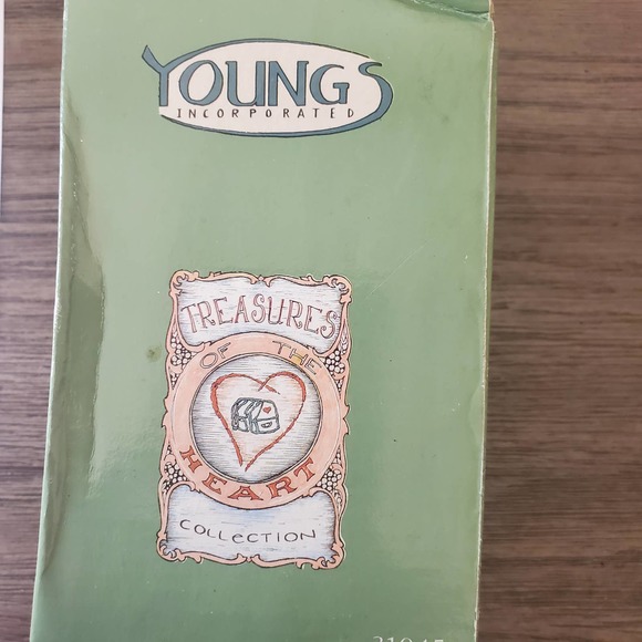 Vintage '97 Treasures of the Heart Figurine - Picture 5 of 13